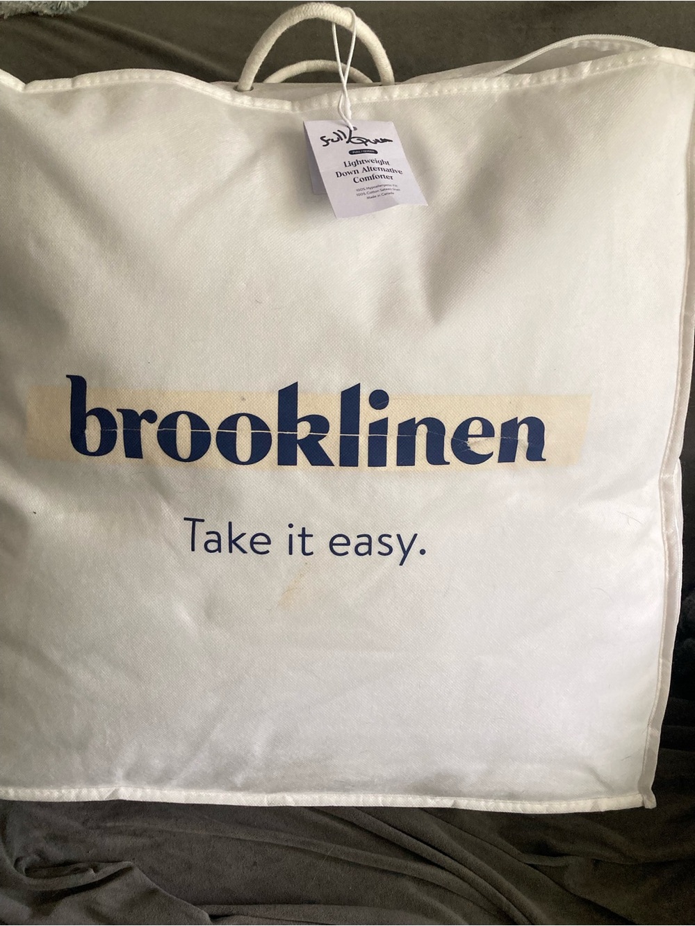 Queen / Full   brooklinen down ALTERNATIVE comforter
White. 92”x96” 31oz fill